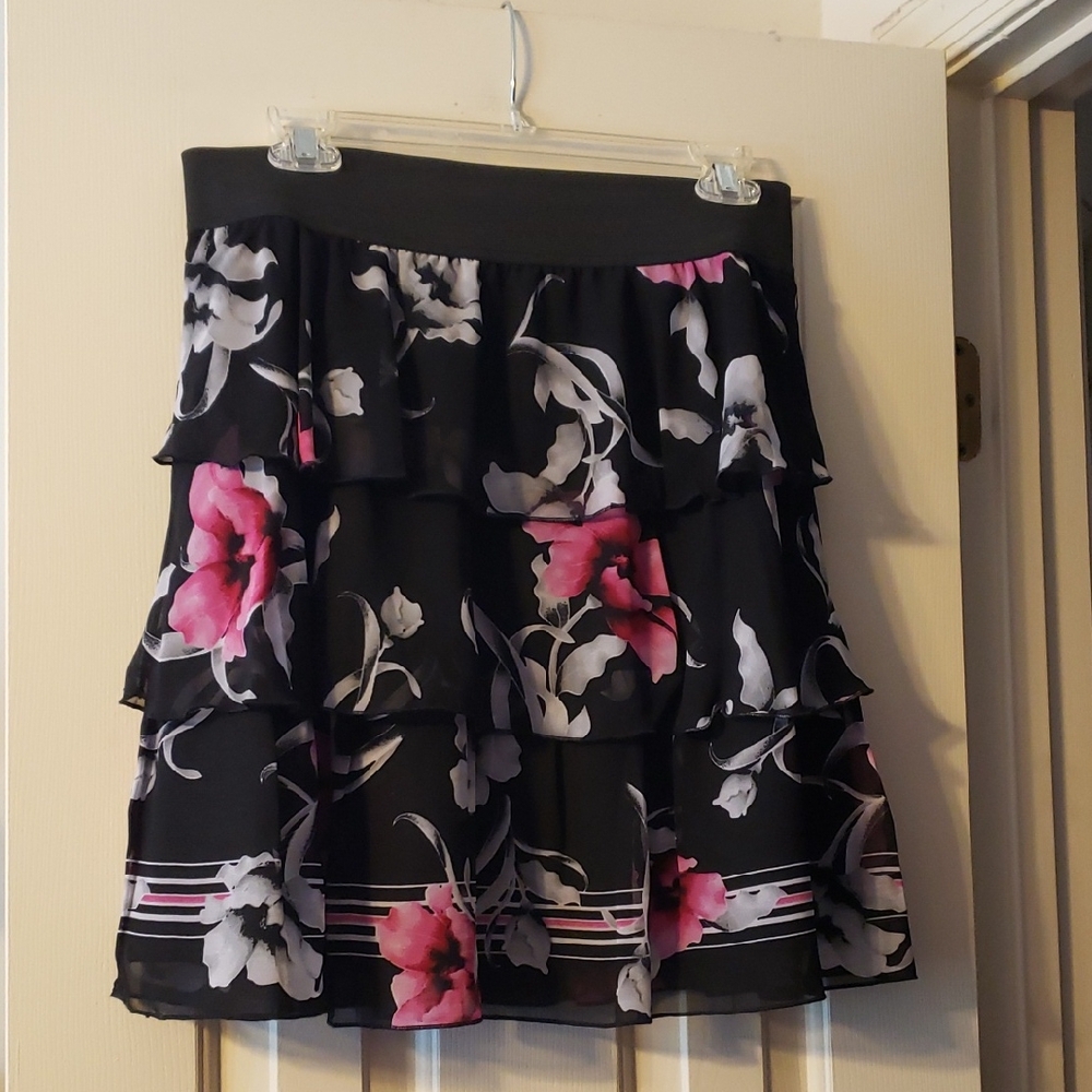 White House Black Market Black, White and Pink Floral Skirt Size Small NWT